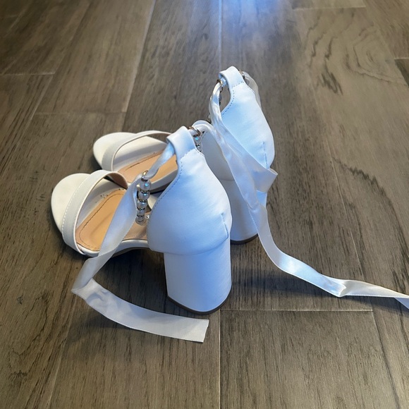 White block heel - Picture 3 of 5